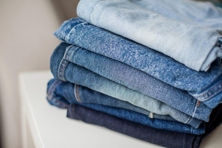 Stapel spijkerbroeken jeans